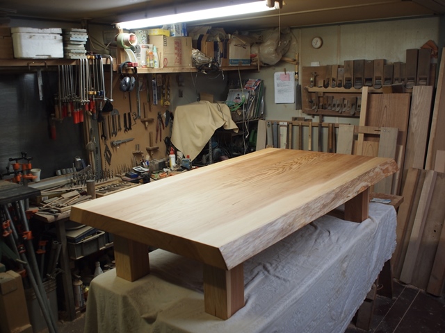 長野県松本市、田中様の杉一枚板座卓が完成！～総杉造り超良杢一枚板厚