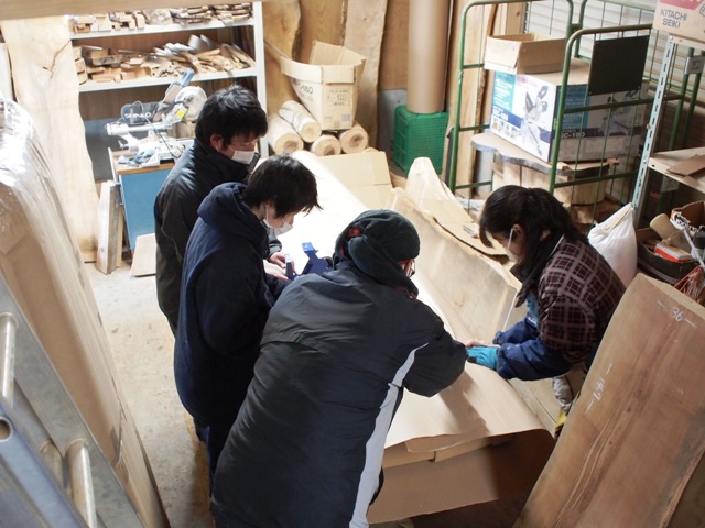 今日の作業場20130219～杉大型一枚板6枚の梱包作業～