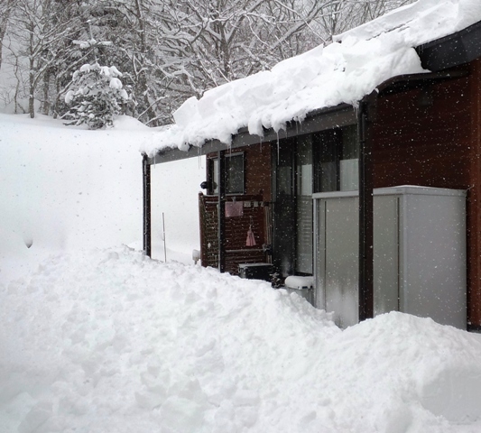 屋根の下の大量の雪1