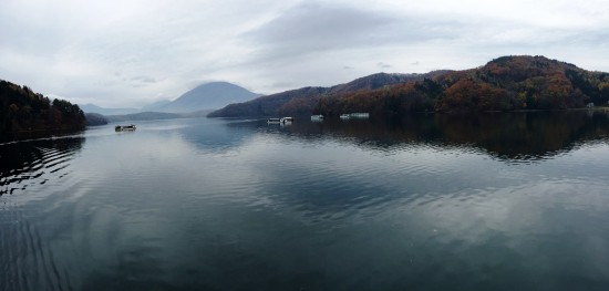 菅川から見る野尻湖の景色