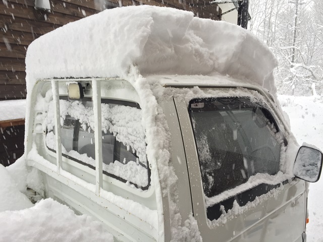 一夜にして30ｃｍ超えの積雪がありました20141206-2