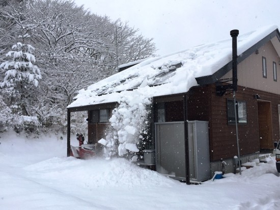 屋根からは雪が雪崩を打って落ちてきました20141206