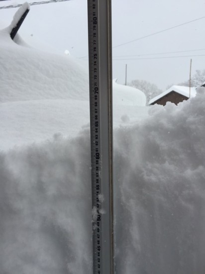 今日の信州・黒姫20141214～大雪警報発令～玄関前の積雪は約65ｃｍ。。