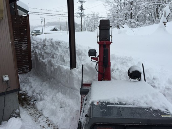 今日の信州・黒姫20141214～大雪警報発令～除雪機出動！まずは屋根の下から。。