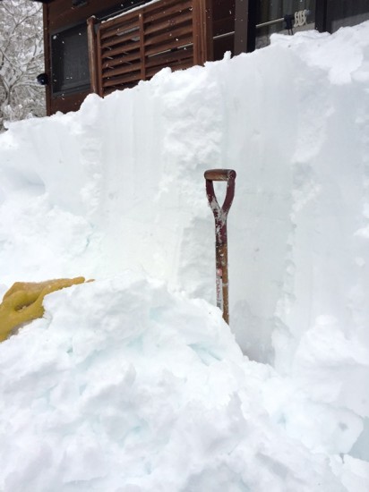 今日の信州・黒姫20141214～大雪警報発令～屋根の下は成人女性の身長ほどの積雪が。。