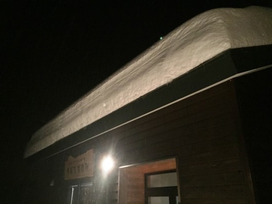 屋根に溜まった積雪20141218