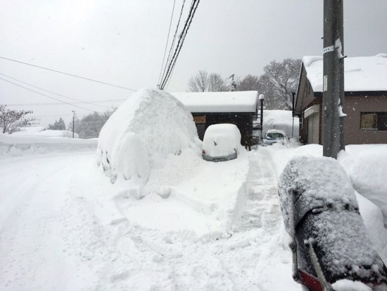 敷地入り口の雪山も高さが限界に。。20150215