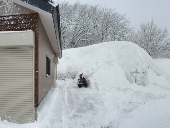 家の裏の雪捨て場の雪山の高さは除雪機の性能を超えました！