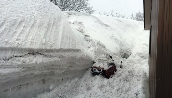 除雪中表層雪崩発生！！除雪機が動作不能に。。20150215
