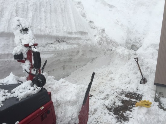雪崩からの脱出・除雪機に詰まった雪の除去で30分かかりました。。20150215