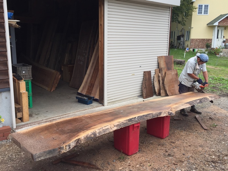 テーブル・カウンター向け楢・ブラックウォルナット・杉一枚板、丸棒製作用白樫材が入荷20170911
