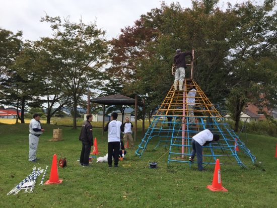 商工会青年部事業・黒姫駅前公園遊具ペンキ塗り20171005-1