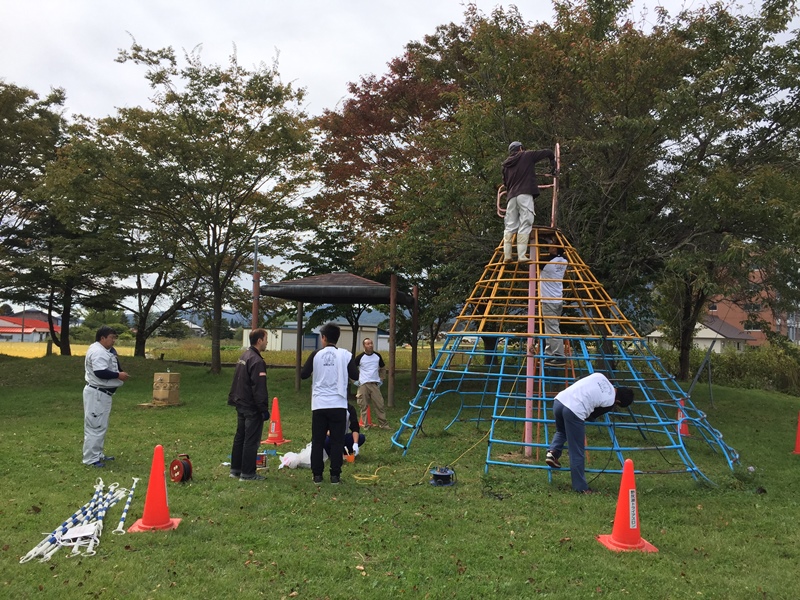 商工会青年部事業・黒姫駅前公園遊具ペンキ塗り20171005-1