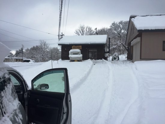 雪を押して車を移動。。20171214