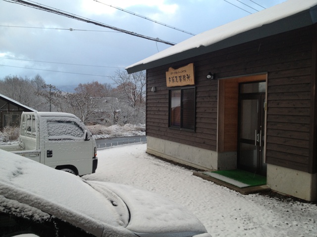 今朝も雪が積もりました20121121