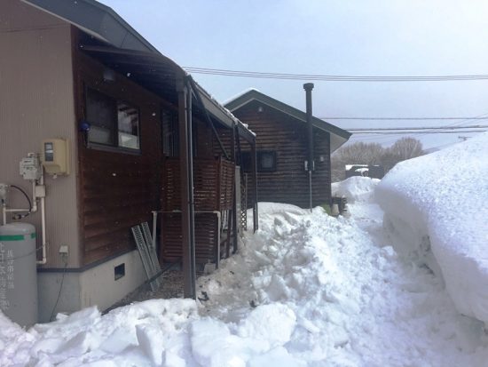 約2週間ぶりに我が家の南側の屋根の雪が落下20180207-2