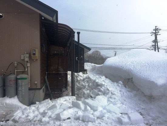 約2週間ぶりに我が家の南側の屋根の雪が落下20180207-1