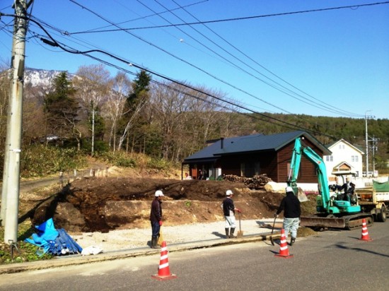 駐車場の本管移設工事が始まりましたa