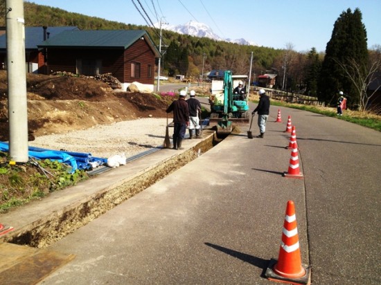 駐車場の本管移設工事が始まりましたab