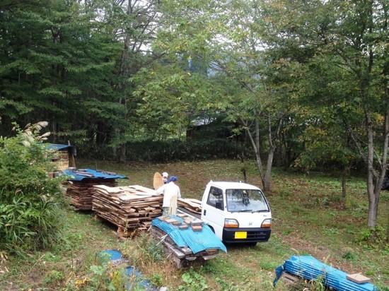 山桜・胡桃・楢・柿・エンジュ一枚板の桟積み完了20131015