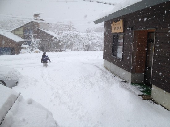 初雪、未だ止まず。。。2