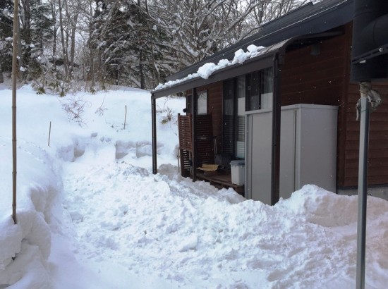 屋根の下には新たな雪の山が。。20160210