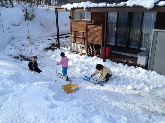 我家の庭でスキー！20140102
