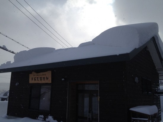 事務所の屋根の雪が落ちました201402116