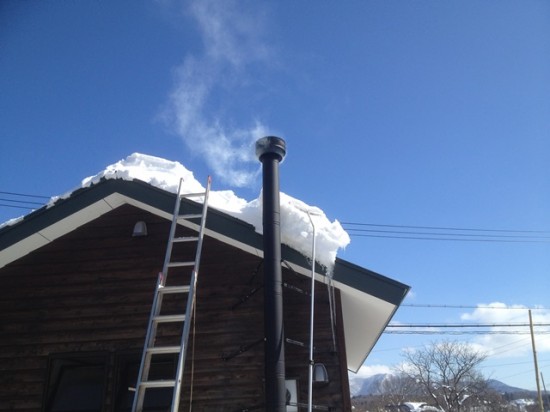 屋根に残った雪を下ろしました20140224
