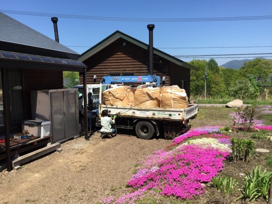 庭に杉のチップを撒きました20160513-2