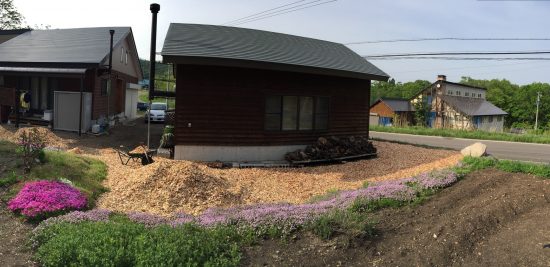 庭に間伐材チップを敷き詰めました20160520-3