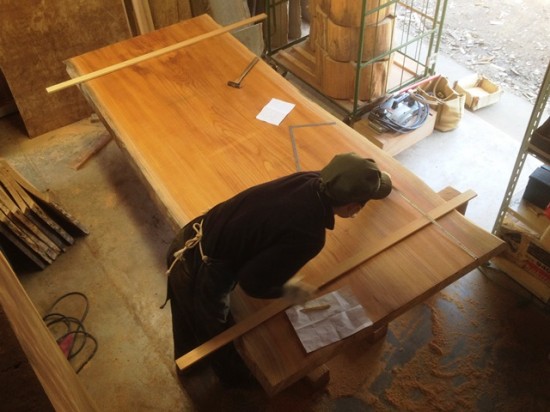 島根県黒田様の欅一枚板テーブルの製作に入りました20140507-2