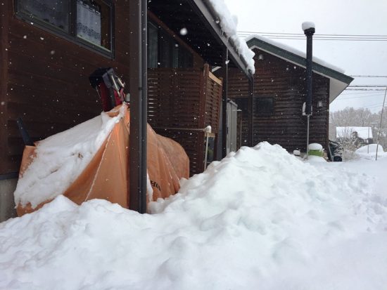 屋根の下にはベトベトで重い雪の山が出来ました20161211