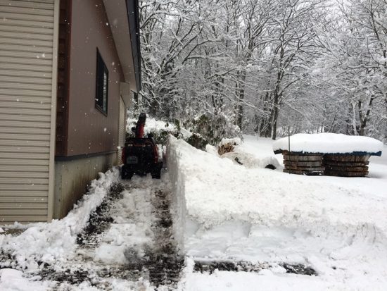 作業場脇には1ｍを超える雪山が出来ました20161211