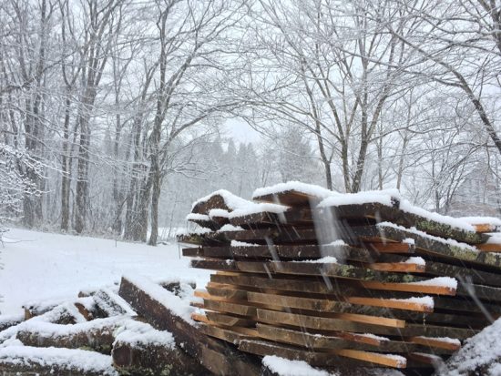 雪の中、屋外に桟積みしました20161216