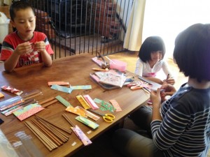 家族で天然木箸の包装をしています20140907-2