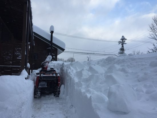 自宅南側の屋根の雪が落ちました。丸2日分なので凄い量です。。20170117