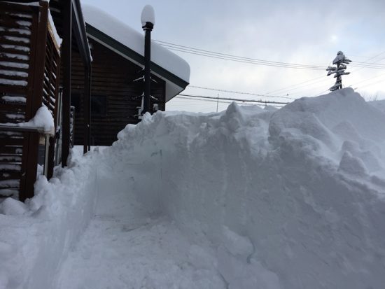 自宅南側の屋根の雪が落ちました。丸2日分なので凄い量です。。20170117-2