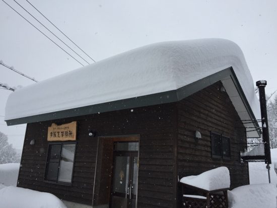 事務所の屋根の雪。そろそろ落ちてくれないと。。20170117