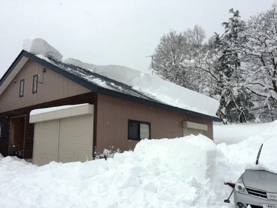 作業場北側の屋根の雪が今日落ちました。4日分の雪の威力は凄まじく、今まで飛んだことのない想定外の場所まで雪が飛び、私の車が半分雪に埋まりました。。20170117