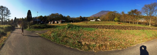 朝の散歩の風景～山の木々が色付き始めています～