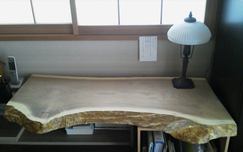 お客様のDIY作品「黄蘗（キハダ）一枚板のデスク天板」～千葉県・八木下様～