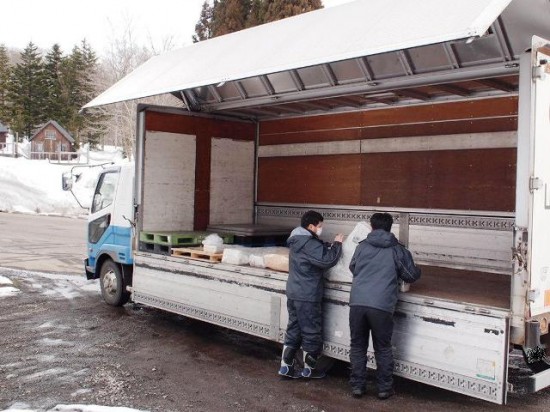 荷物をトラックにどんどん積み込みます1