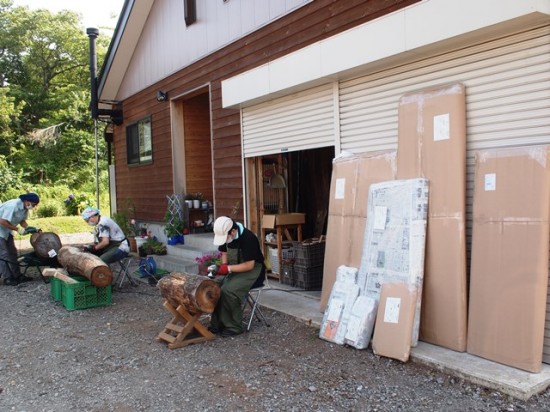 エンジュ丸太皮剥き・ワイヤ掛けと本日の出荷梱包