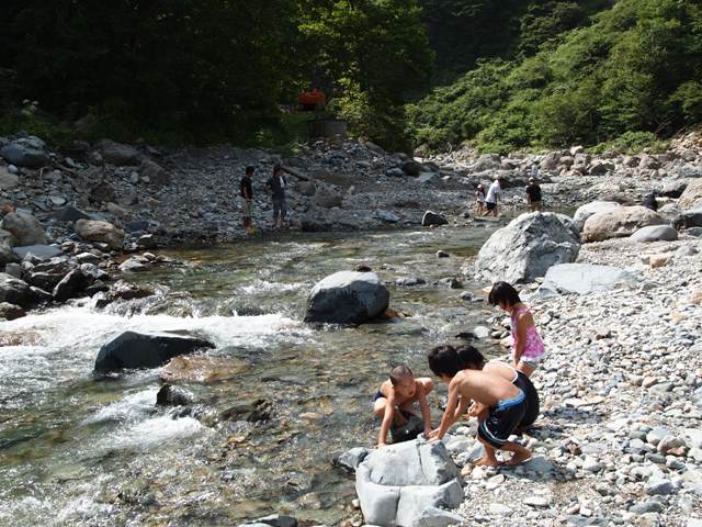 温泉の湧き出る川原へ1