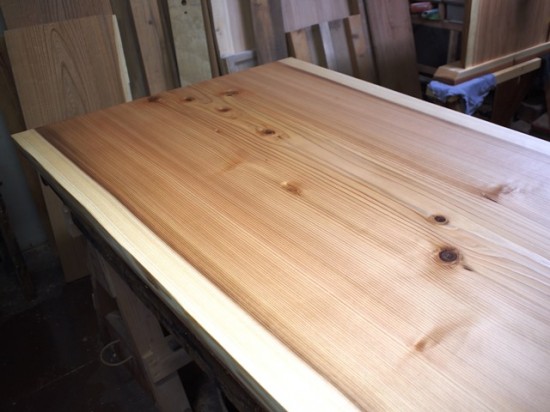 杉一枚板ダイニングテーブル完成！～総杉造り耳付き板脚タイプ～2
