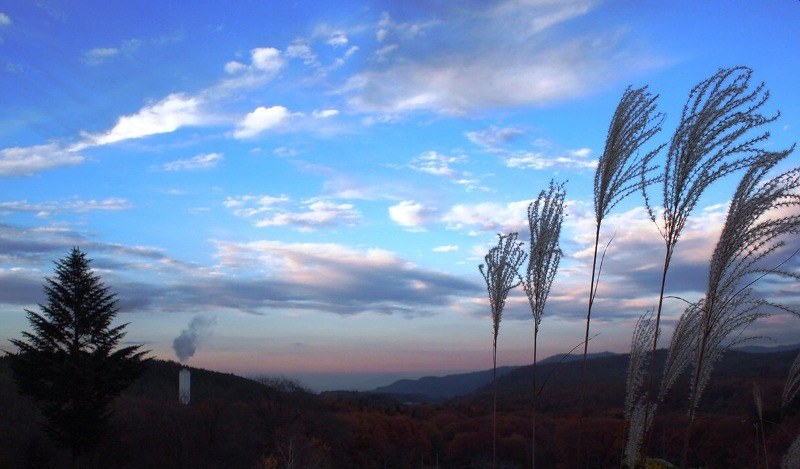 夕暮れ時、黒姫陸上競技場前交差点からの景色