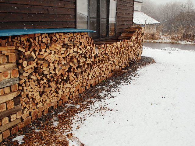 本格的に雪が降り始めました。。