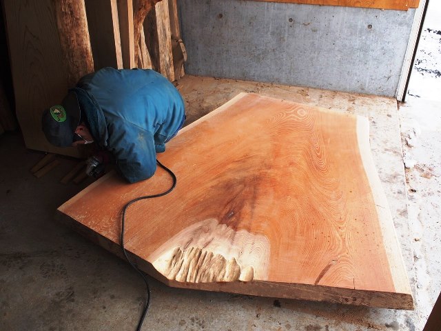 欅扇型一枚板磨き作業