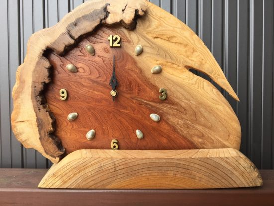 天然木一枚板の置き時計（ケヤキ・カシワ）